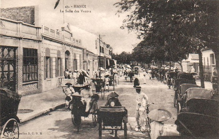 Ngay cả sau Đệ Nhất Thế Chiến cũng chỉ có khoãng 30 chiếc xe kéo công cộng trong cả thành phố Hà Nội. Chỉ có vài nhân viên Pháp và quan lớn của Hà Nội mới có đủ phương tiện mua riêng một chiếc xe kéo. Đa số người Hà Nội chỉ biết đi bộ, nghĩa là đi chân không, là phương tiện di chuyển tiện nhất.