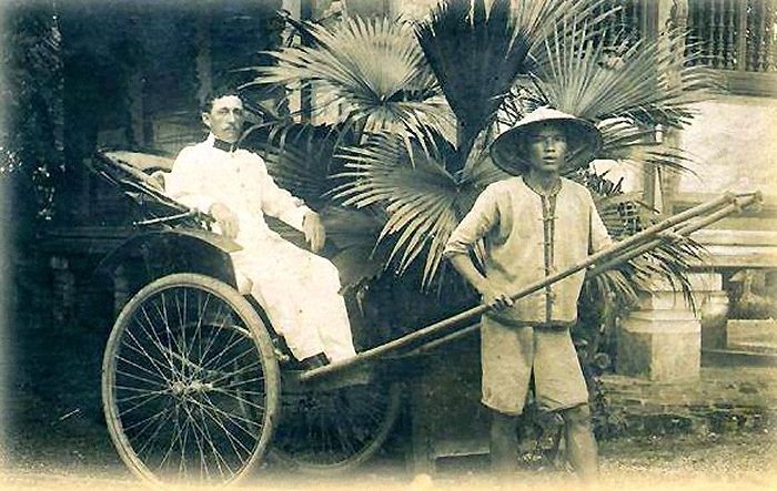 Chỉ lúc bấy giờ những cô thiếu nữ Hà Nội mới dám xài xe kéo với bánh xe bằng sắt, còn loại tân tiến với bánh xe bằng cao su thì dành riêng cho người Việt lấy Tây. Và những xe kéo lỗi thời với bánh xe sắt đã từ từ bị đẩy ra vùng ngoại ô Hà Nội.