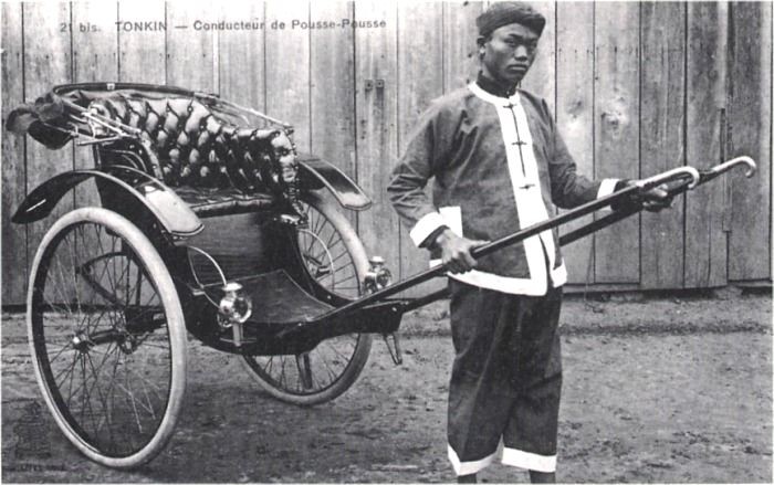 Ở Đông Dương, vài chiếc xe kéo được xuất hiện lần đầu tiên tại Hà Nội năm 1883 do Ông Toàn Quyền Đệ Nhất Bonnal đã cho phép đem từ bên Nhật qua.