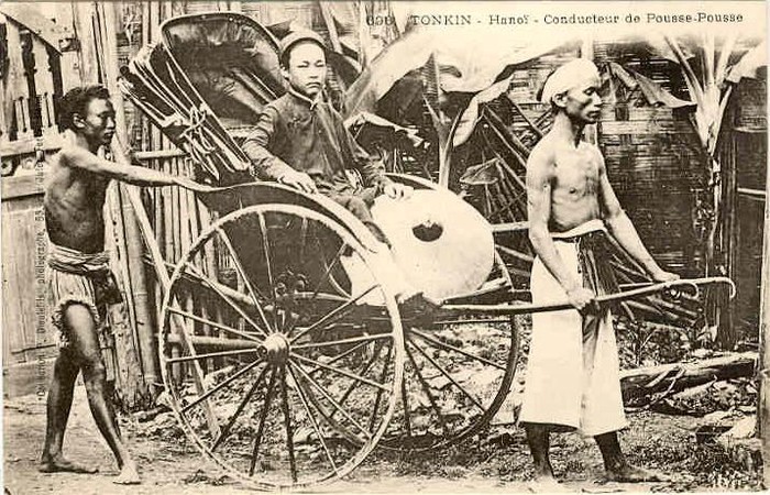 Vào năm 1884, một nhà thầu Pháp cho chế tạo khoảng 50 chiếc xe kéo cho cả miền Bắc. Từ đó chiếc xe kéo đã từ từ trở thành một bộ mặt quen thuộc trong thành phố Hà Nội. Nó xuất hiện một năm sau chiếc xe hơi Âu Châu đầu tiên và một năm trước xe tramway kéo bằng ngựa.
