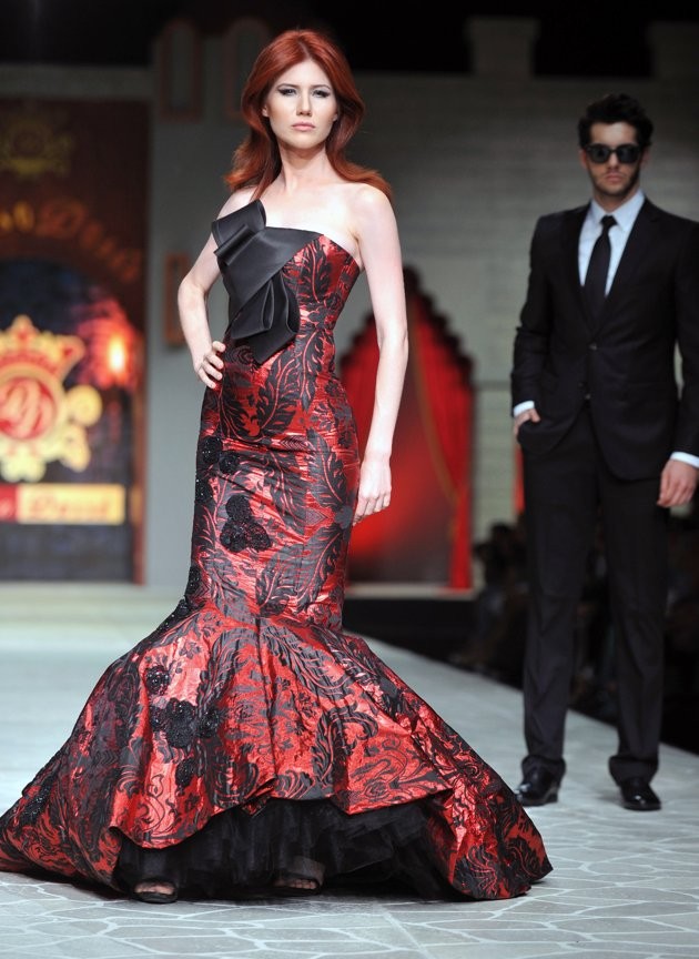 Anna Chapman kiêu sa trên sàn catwalk Thổ Nhĩ Kỳ. Xem thêm: Sao "đỏm dáng" với thời trang "phi giới tính"