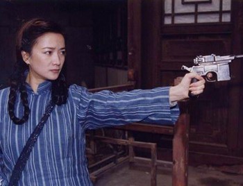 Bạch Khôn Khiết trong phim “Bà xã hai tay hai súng”.