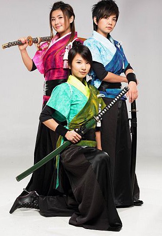 Ba cô gái của nhóm S.H.E làm hình ảnh đại diện của game “Tân tuyệt đại song kiều online” với tạo hình của ba hiệp nữ chính của game là Giang Tiểu Ngư do Ella thủ vai, Trương Thanh của Hebe và Thất Tâm Lan của Selina.