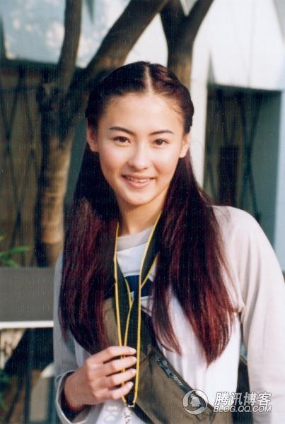 Trương Bá Chi sinh năm 1980 tại Hồng Kông, cô có bố là người Trung Quốc còn mẹ là người Trung Quốc lai Anh và hai người sau đó ly dị khi cô còn nhỏ.