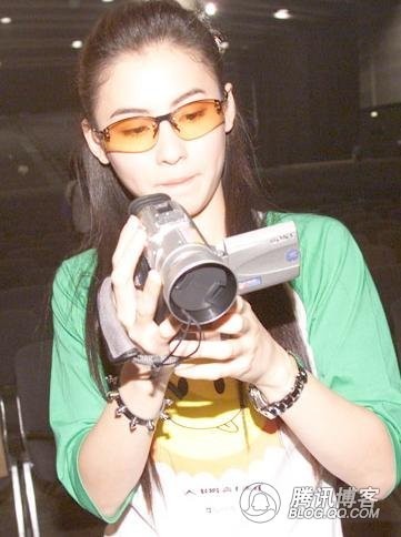Do có dính líu trong Vụ bê bối ảnh của Trần Quán Hi vào năm 2008, Trương Bá Chi đã phải tạm ngừng hoạt động trong ngành giải trí Hồng Kông một thời gian.