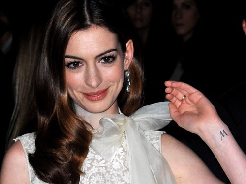 Anne Hathaway với hình xăm chữ “M” trên cổ tay trái nhưng cô chưa bao giờ tiết lộ về ý nghĩa của hình xăm này.