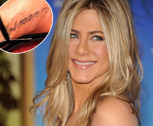 Nữ diễn viên Jennifer Aniston với hình xăm dòng chữ “Norman” ở lòng bàn chân, đó là tên chú cún yêu của cô đã qua đời tháng 5/2011.