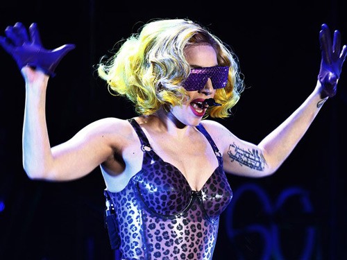 Nữ ca sĩ Lady Gaga với dòng chữ “Little Monsters” trên bắp tay trái để thể hiện tình yêu và sự tôn trọng người hâm mộ của ca sĩ này sau khi cô dành chiến thắng tại giải Grammy 2010.