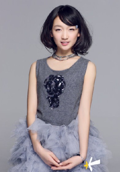 Nữ diễn viên trẻ nổi danh sau bộ phim “Chuyện tình cây táo gai” của đạo diễn Trương Nghệ Mưu và đạt giải nữ diễn viên mới triển vọng tại LHP Huabiao Trung Quốc lần thứ 14.