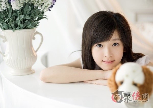 Cộng đồng mạng Trung Quốc vẫn dành tặng nhiều mỹ từ ngọt ngào dành cho mỹ nữ tuổi teen này như trong trắng, thuần khiết, siêu dễ thương, đệ nhất hồng nhân trên mạng...