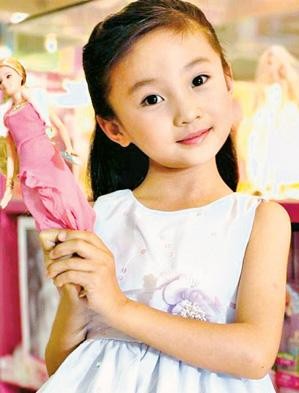 Năm 6 tuổi, cô bé Lâm Diệu Khả đã đóng phim quảng cáo, lên 9 được biểu diễn tại Olympic Bắc Kinh 2008. Từng tham gia 8 bộ phim gồm “37”, “Bắc Kinh có người đẹp”, “Cỏ xuân”…