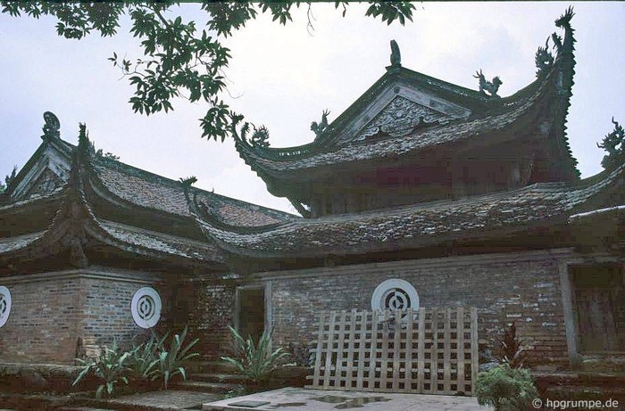 Chùa Tây Phương trên ngọn núi Tây Phương ở thôn Yên, xã Thạch Xá, huyện Thạch Thất, thành phố Hà Nội. Chùa Tây Phương được cho rằng được xây dựng vào thời nhà Mạc. Ảnh chụp năm 1991.
