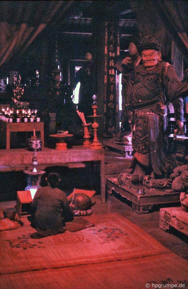 Các pho Kim Cương đứng trong những tư thế võ mạnh mẽ, sống động. Tại chùa Trung có hai pho tượng Hộ pháp được cho là lớn nhất trong các ngôi chùa Việt Nam, cao gần 4m. Tượng Hộ pháp đắp bằng đất thó, giấy bản giã nhỏ trộn với mật, trứng,..., nên sau hơn ba trăm năm vẫn còn rất tốt.