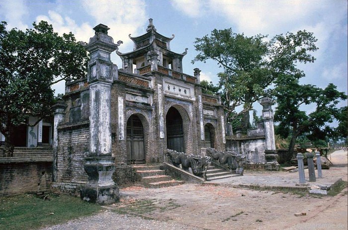 Đền Cổ Loa từng là kinh đô thứ hai của nước Việt Nam, sau Văn Lang. Ảnh chụp năm 1991.