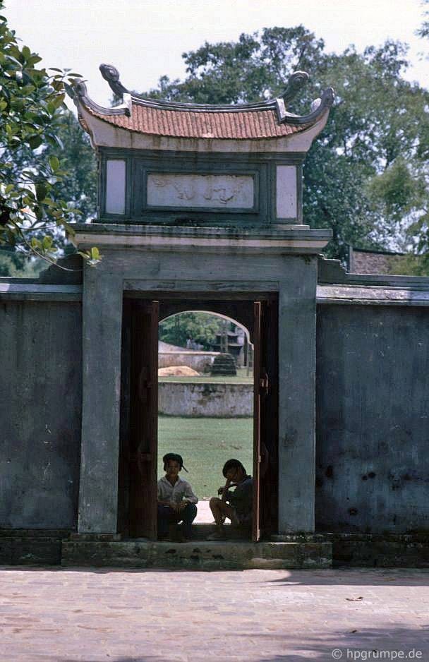 Một cổng phụ dẫn vào Đền Cổ Loa.