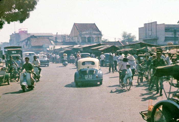 Chợ Bà Chiểu - Đại lộ Chi Lăng, phía trước nữa là Bạch Đằng - Ảnh - Darryl Henley.