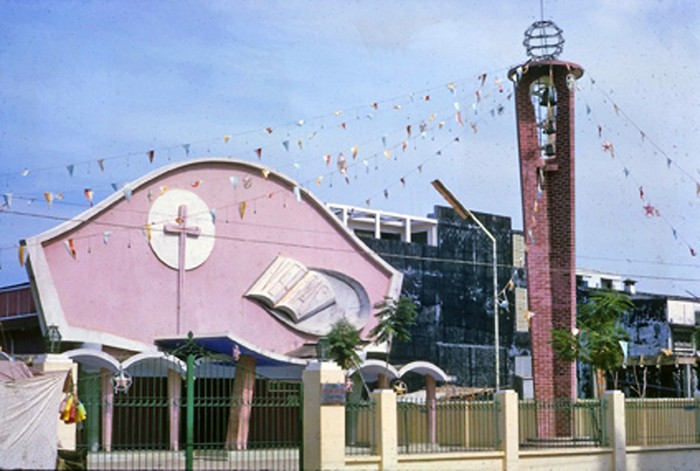 Sài Gòn 1966 - Nhà thờ 3 Chuông đường Trương Minh Giảng.Ảnh - Darryl Henley.
