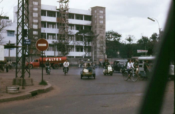Sài Gòn 67-68 - Trường La San Hiền Vương, vòng xoay công trường Dân Chủ. Nay là THCS Lê Lợi. Ảnh. Dave DeMIlner.