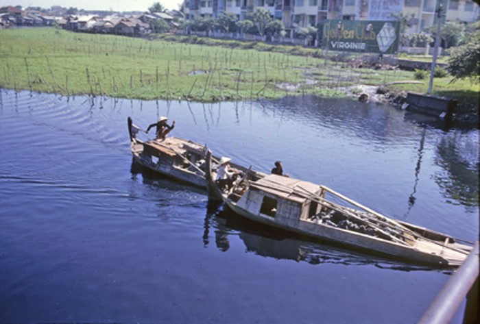Sài Gòn 1966.Sông Công Lý - Ảnh - Darryl Henley.