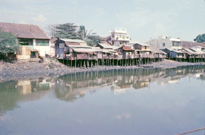 Kênh Tàu Hủ, Sài Gòn 1966. Ảnh - Darryl Henley.