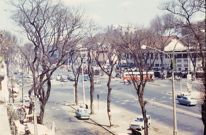 Sài Gòn 1967-1968 - Lê Lợi. Tòa nhà bên kia đường bây giờ là Saigon Center, trước đây là Bưu điện Q1, số 57 Pasteur, nằm ngay góc Lê Lợi- Pasteur. Ảnh. Dave DeMIlner.