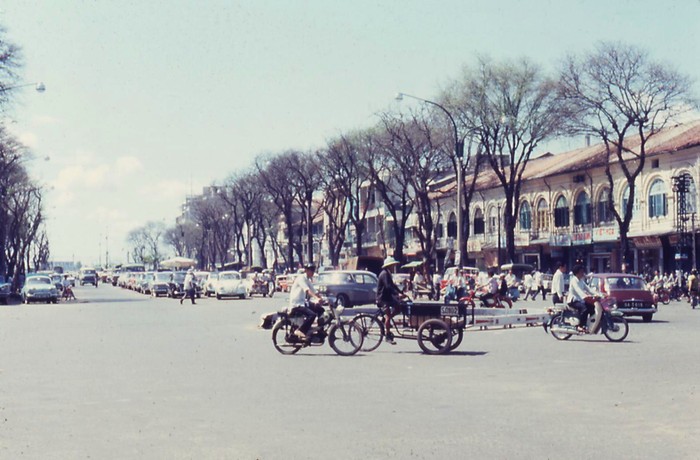 Sài Gòn 67-68 - Đại lộ Nguyễn Huệ. Ảnh. Dave DeMIlner.