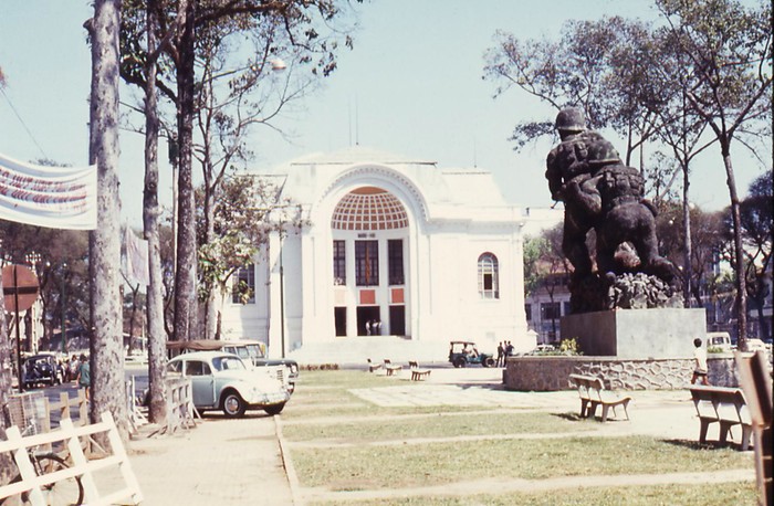 Sài Gòn 67-68. Tượng đài dưới chế độ cũ trước Nhà hát Lớn Sài Gòn tại Quảng trường Lam Sơn - Ảnh. Dave DeMIlner.