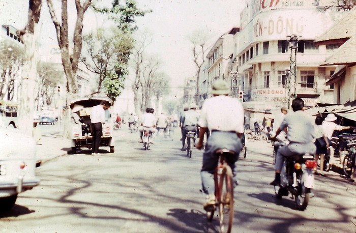Đường phố Sài Gòn 1967 -1968 - Tòa nhà Nước mía Viễn Đông đường Lê Lợi (bên trái). Ảnh. Dave DeMIlner.