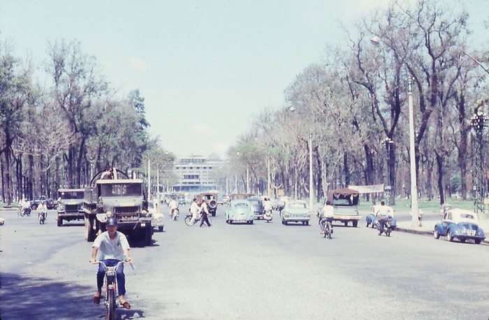 Đường phố Sài Gòn 1967 -1968 - Đại lộ Thống Nhất. Ảnh. Dave DeMIlner