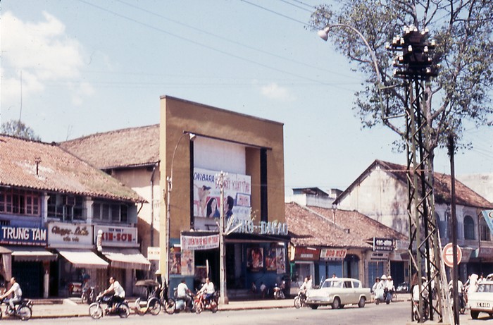 Đường phố Sài Gòn 1967 -1968 – Đường Đinh Tiên Hoàng - Rạp Casino DAKAO. Ảnh. Dave DeMIlner.