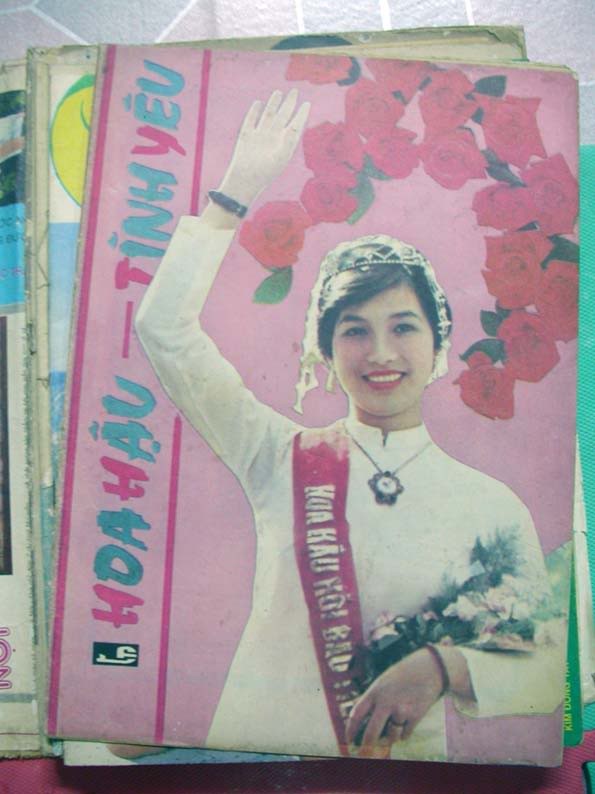Hoa hậu Bùi Bích Phương, đồng thời là Hoa hậu đầu tiên của Việt Nam, năm 1988. Đây là hình Bùi Bích Phương trên đặc san Hoa hậu - tình yêu năm 1988. Cô sinh năm 1971, chiều cao 1,57m, cân nặng: 50kg, số đo ba vòng: 87-58-88.