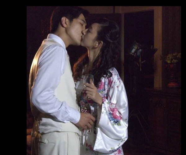 Nam diễn viên Lăng Tiêu Túc (chồng nữ diễn viên Diêu Thần) và màn khóa môi cùng nữ diễn viên Đường Nhất Phi.
