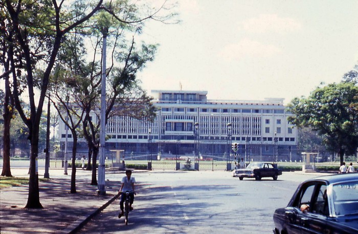 Sài Gòn 1967 - 1968. Dinh Độc Lập hai tuần trước khi nổ ra cuộc Tổng tấn công Tết Mậu Thân. Ảnh. Dave DeMIlner.