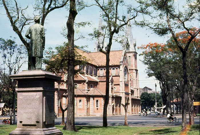 Tượng Trương Vĩnh Ký phía sau Nhà thờ Đức Bà năm 1969.