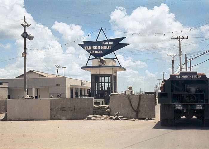 Cổng vào đường Cộng Hòa, trước 1975 là trục đường chính của Căn cứ Không quân Tân Sơn Nhứt (Nhất).