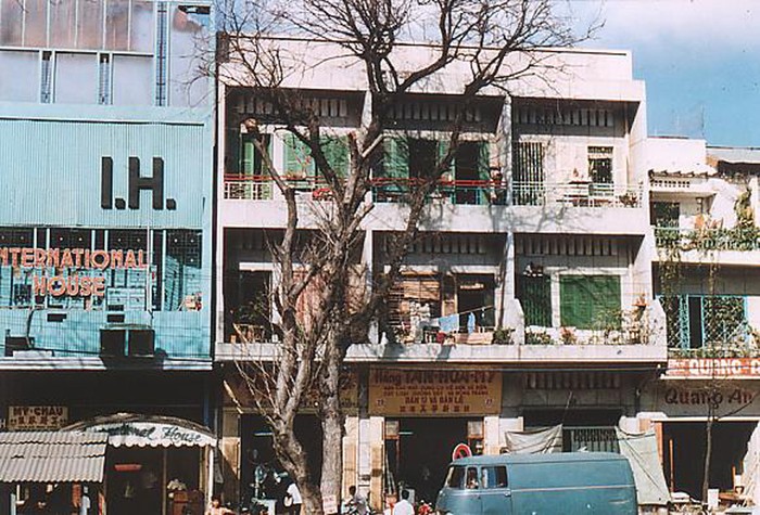 Tòa nhà International House trên Đại lộ Nguyen Hue - Sài Gòn 1968-1969.