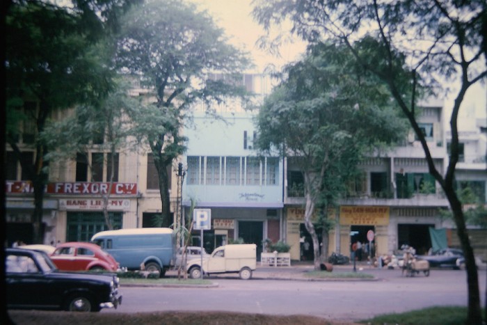 Sài Gòn 1965 - Tòa nhà International House, 57 Nguyễn Huệ, một câu lạc bộ riêng của Đại sứ quán Mỹ . Ảnh. Richard Paris Clark.