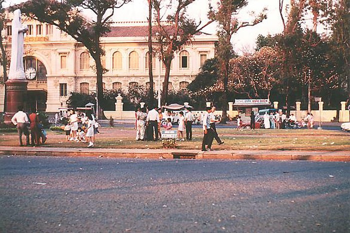 Sài Gòn 1968-1969, phía trước Bưu điện Sài Gòn.