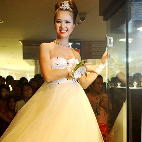 Á hậu 2 hoa hậu Việt Nam 2008 Thụy Vân. Trong chiếc váy cưới trị giá triệu đô, Thụy Vân thể hiện vẻ đẹp cùng niềm hạnh phúc của mình.