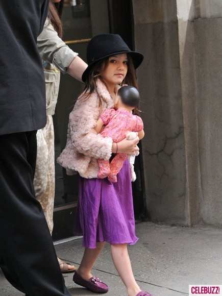 Cô bé Suri Cruise bên ngoài căn hộ sang trọng ở New York hồi tháng 6/2011.