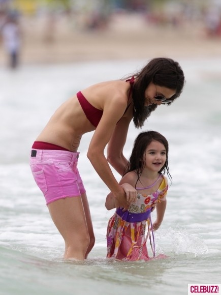 Suri cùng mẹ vui đùa bên bờ biển Miami Beach.