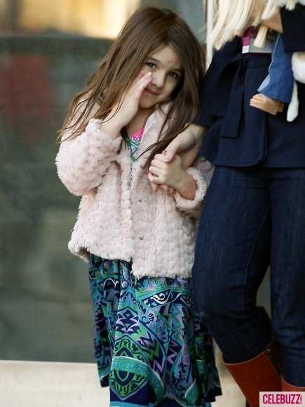 Hai mẹ con nhà Suri Cruise và Katie Holmes ở New York hôm 9/11/2011.