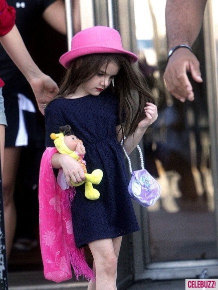 Katie Holmes dẫn con gái Suri thăm thành phố New York hôm 9/9/2011.