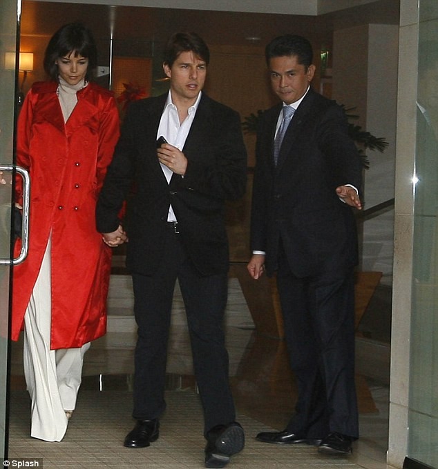 Tom Cruise và Katie Holmes trên đường đến nhà thờ Scientology Celebrity Center ở Los Angeles sau khi kết hôn. Ảnh. Dailymail.