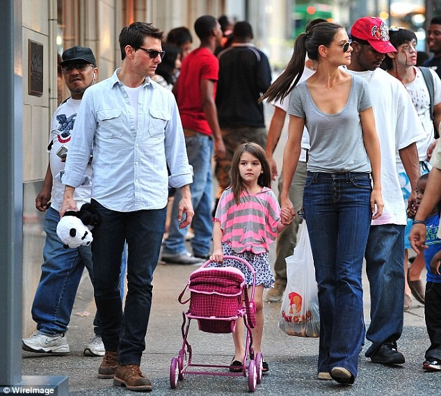 Katie Holmes ly hôn với Tom Cruise cũng vì một phần muốn con gái Suri tránh xa đạo Scientology của chồng. Ảnh. Dailymail.