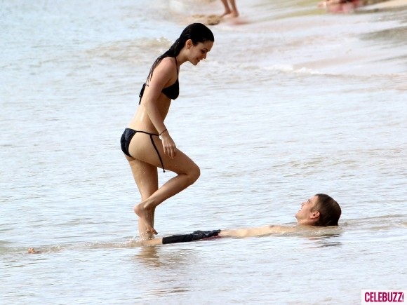 Nữ diễn viên Rachel Bilson đắm mình trong làn nước Barbados cùng bạn trai Hayden Christensen hôm 12/4/2012.