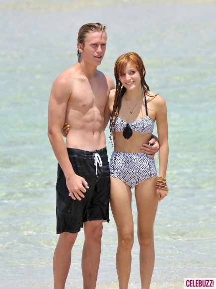 Nữ diễn viên của “Shake It Up” Bella Thorne và bạn trai Tristan Klier tại bờ biển Miami.