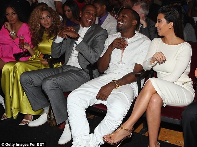Beyonce dưới hàng ghế khán giả cùng người chị em Solange (áo hồng), Jay-Z, nam ca sĩ Kanye West và Kim Kardashian.
