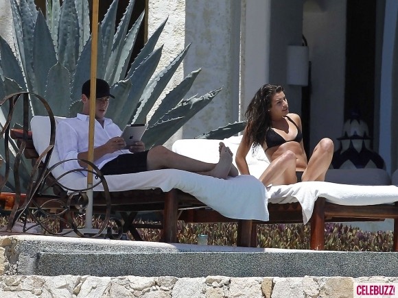 Cặp đôi của phim “Glee” Cory Monteith và Lea Michele trong kỳ nghĩ lãng mạn bên một hồ bơi tại Cabo San Lucas, Mexico hôm 8/4/2012.