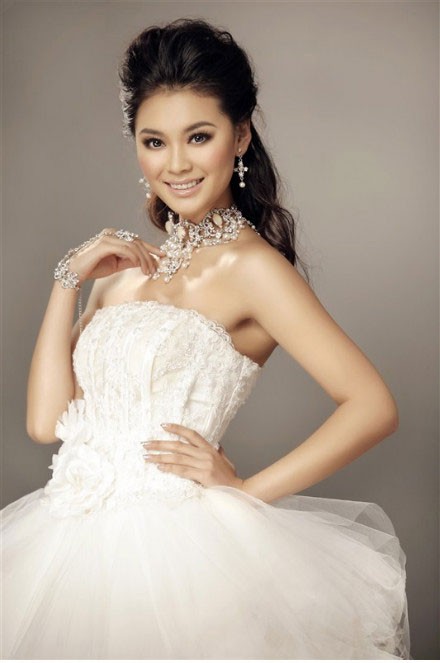 Vu Văn Hà khi làm người mẫu váy cưới cho một hãng thời trang trong nước.